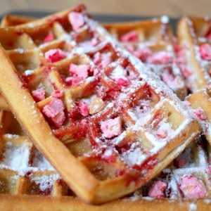 Gaufres avec fraises et sucre glace