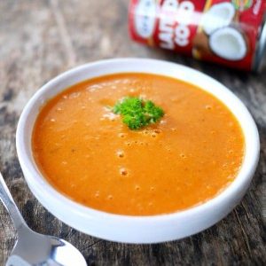 Bol de soupe à la tomate et lait de coco