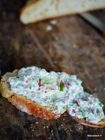 Tartine de fromage frais aux radis sur planche en bois