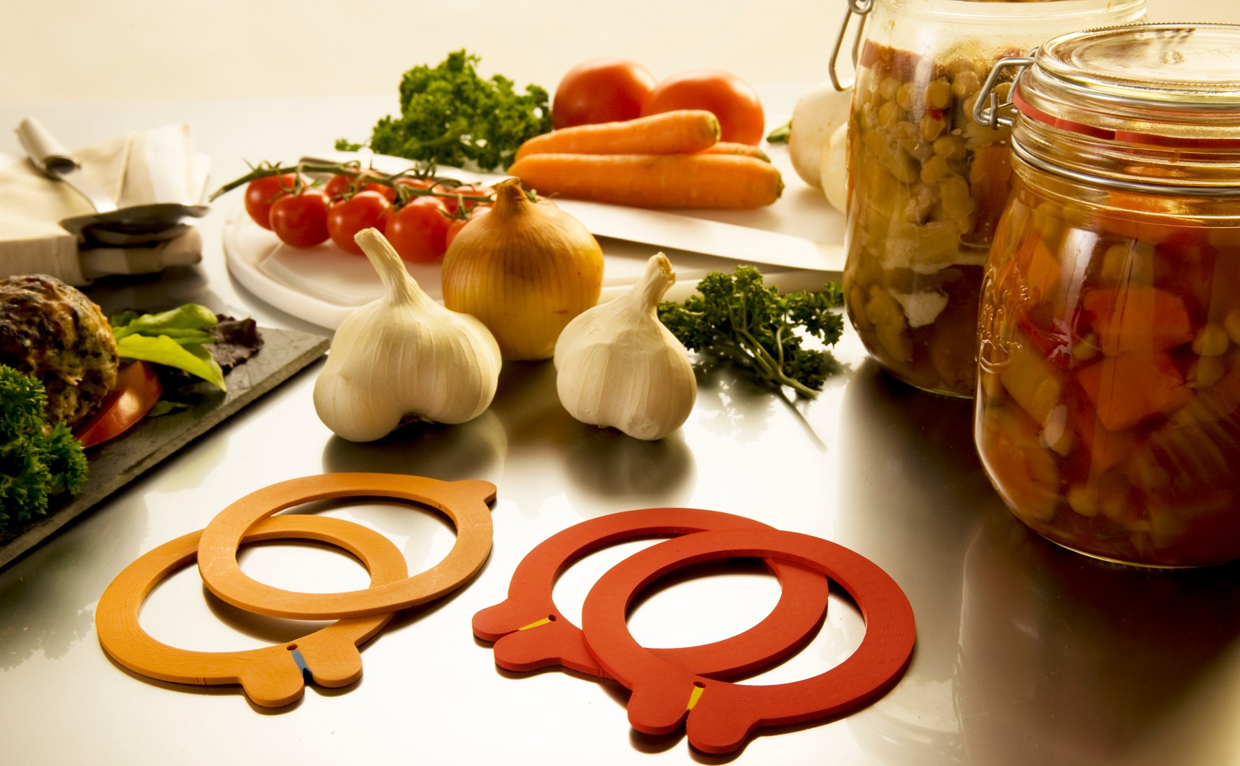 Préparation de conserves maison : légumes frais et bocaux.