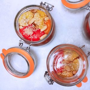 Bocaux de fruits confits avec amandes et sésame.