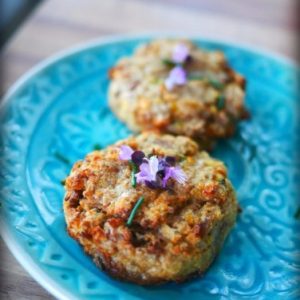 Deux muffins savoureux sur assiette bleue, décorés de fleurs
