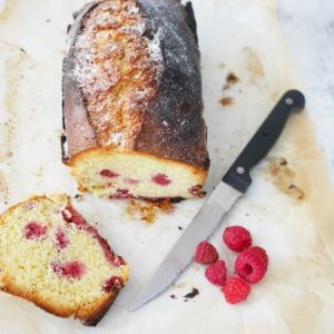 Cake aux framboises, tranché avec un couteau
