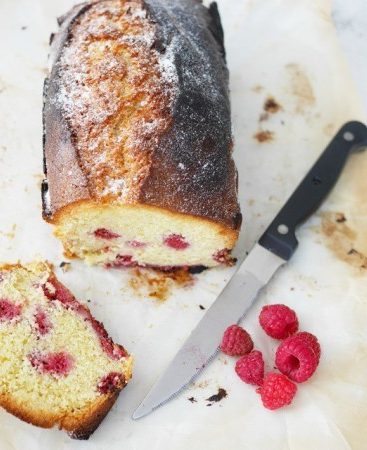 Cake aux framboises, tranché avec un couteau