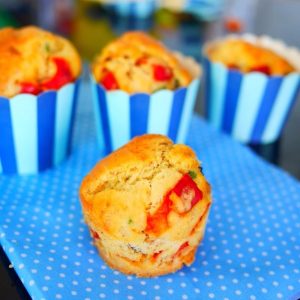Muffins salés aux poivrons sur tissu à pois.