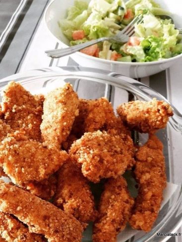 Nuggets de poulet croustillants avec salade fraîche.