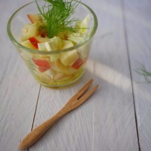 Salade de pommes et fenouil dans un verre.