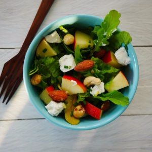 Salade d'automne colorée: pommes, fromage, noix, roquette.