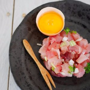 Tartare de thon cru avec jaune d'œuf et oignon