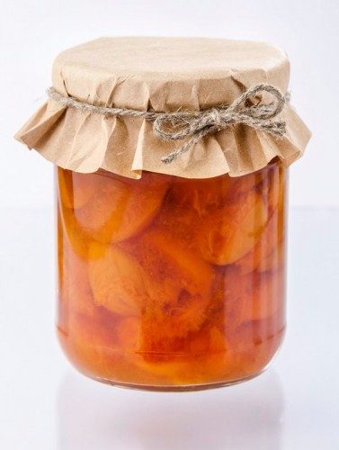 Bocal de confiture d'abricots maison, couvercle en papier kraft.