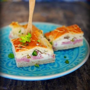 Focaccia farcie jambon et fromage sur assiette bleue
