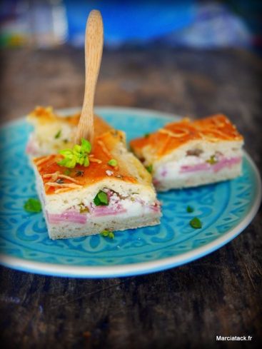 Focaccia farcie jambon et fromage sur assiette bleue
