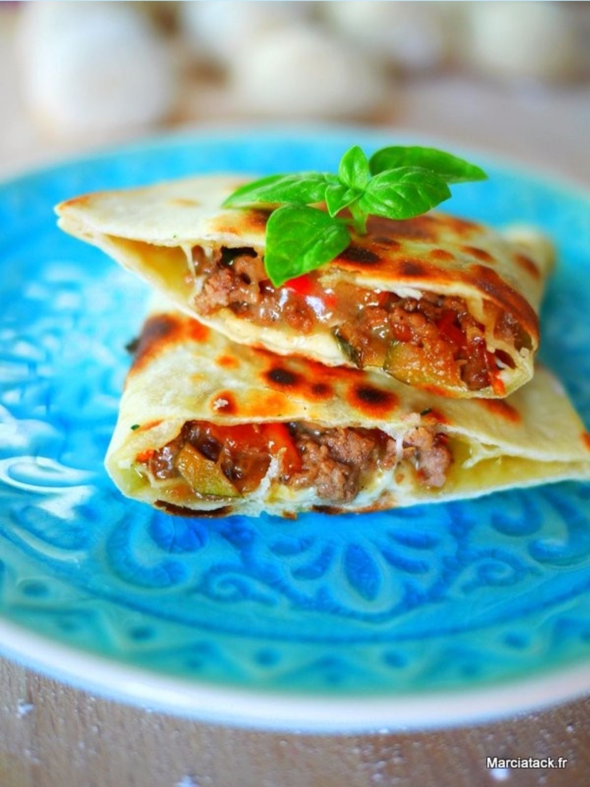 gozlemes farcis posés sur une assiette bleue