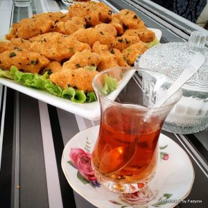 Köfte turques et thé dans un verre traditionnel.