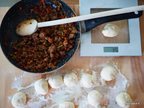 Préparation de chaussons à la viande: farce et pâte.