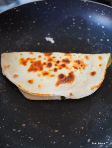 Quesadilla en train de cuire dans une poêle