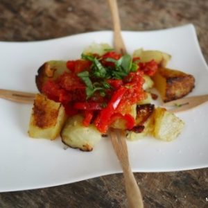 Pommes de terre sautées avec poivrons rouges et basilic.