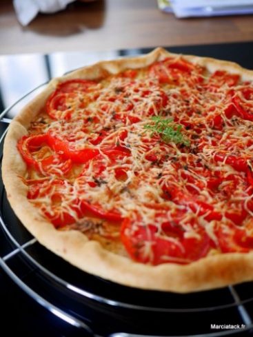 Tarte aux tomates et fromage, sur grille