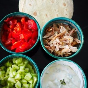 Ingrédients pour un wrap : tortilla, légumes, poulet, sauce.