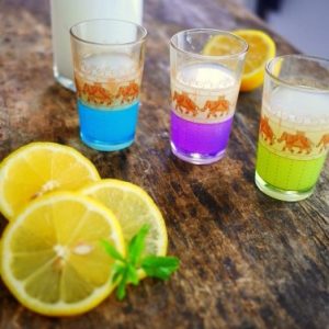 Limonade colorée maison avec citrons frais et décoration éléphant