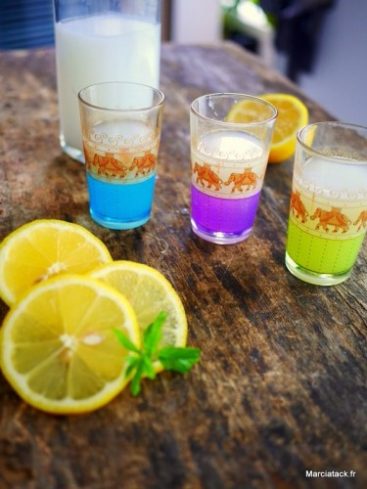 Limonade colorée maison avec citrons frais et décoration éléphant