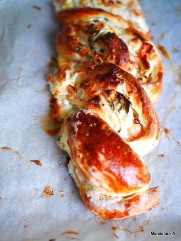 Brioche tressée au fromage, appétissante et dorée.