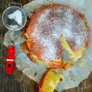Gâteau aux pommes saupoudré de sucre glace.