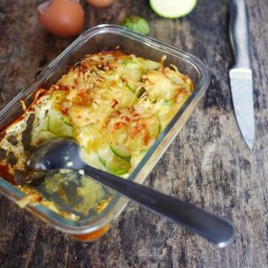 Gratin de courgettes au fromage, oeufs et herbes.