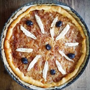 Tarte à l'oignon, anchois et olives noires.
