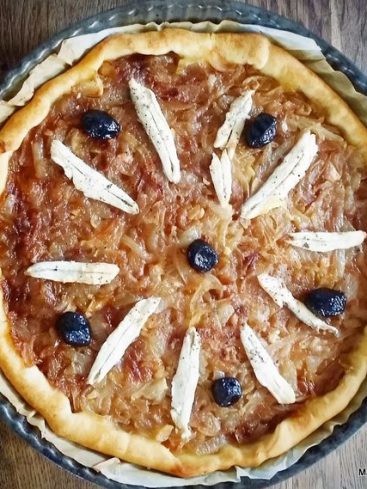 Tarte à l'oignon, anchois et olives noires.