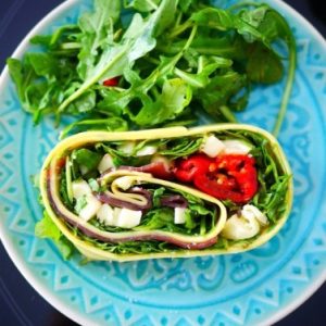 Wrap végétarien avec roquette sur assiette bleue