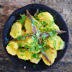 Salade de pommes de terre aux anchois et persil.