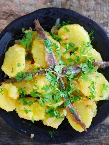 Salade de pommes de terre aux anchois et persil.