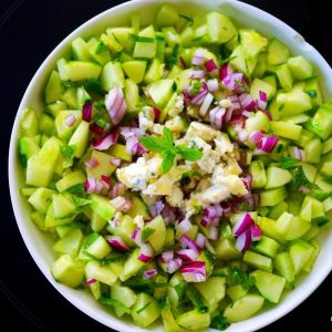 Salade concombre, oignon rouge et fromage bleu