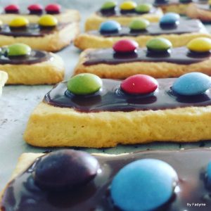 Biscuits au chocolat décorés de bonbons colorés