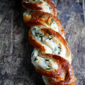 Brioche tressée au fromage frais et ciboulette