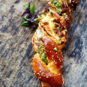 Tresse feuilletée au pesto et graines de sésame
