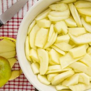 Préparation de tarte aux pommes : pommes tranchées.