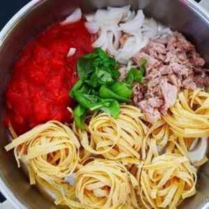 Ingrédients pour pâtes au thon : pâtes, tomate, thon