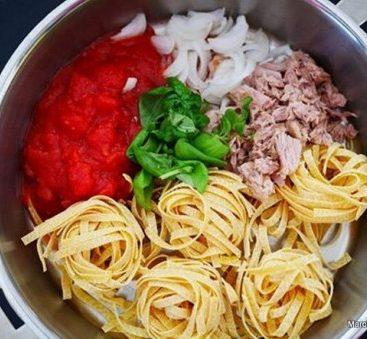 Ingrédients pour pâtes au thon : pâtes, tomate, thon