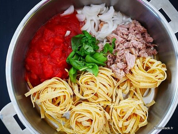 recette du one pot pasta (one pan pasta) tagliatelle, thon en boite et sauce tomate, super facile à faire