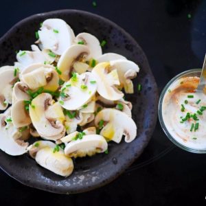 Salade de champignons crus avec sauce crémeuse et ciboulette.