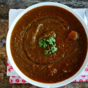 Bol de soupe épaisse avec coriandre et cuillère.