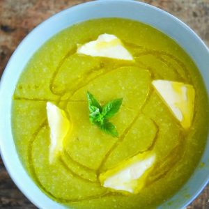 Soupe verte avec fromage frais et huile d'olive