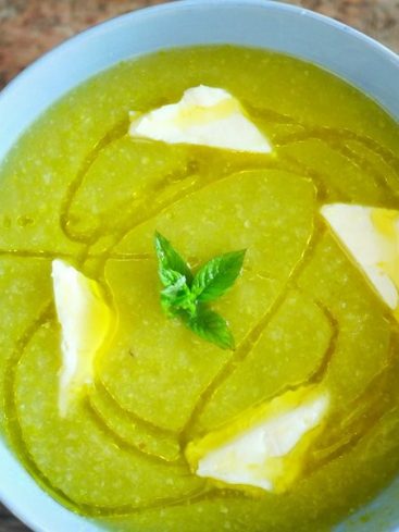 Soupe verte avec fromage frais et huile d'olive