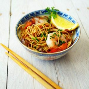 Nouilles aux crevettes, citron et baguettes