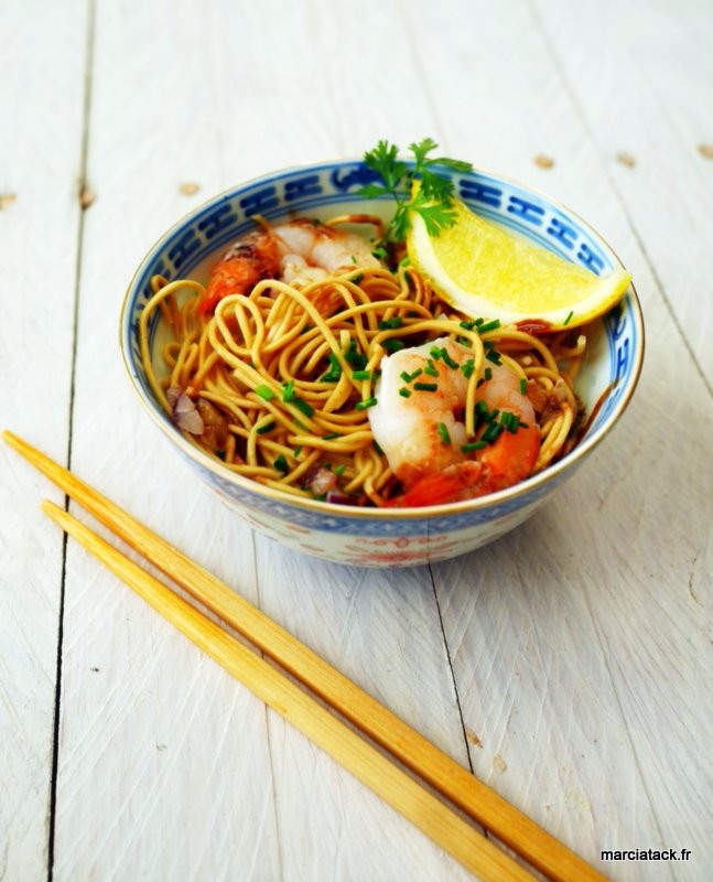 Nouilles aux crevettes, citron et herbes fraîches. Baguettes