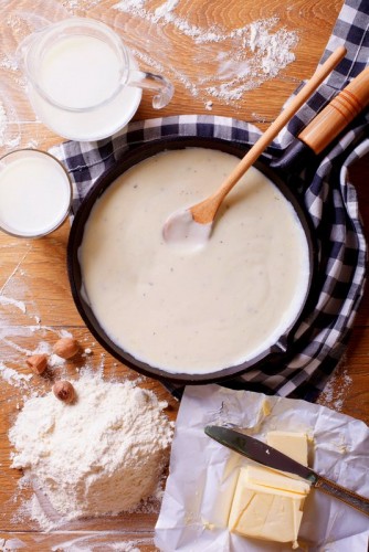 Ingrédients pour béchamel : lait, farine, beurre, muscade.