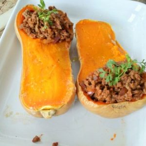 Courge butternut farcie à la viande hachée, plat appétissant.