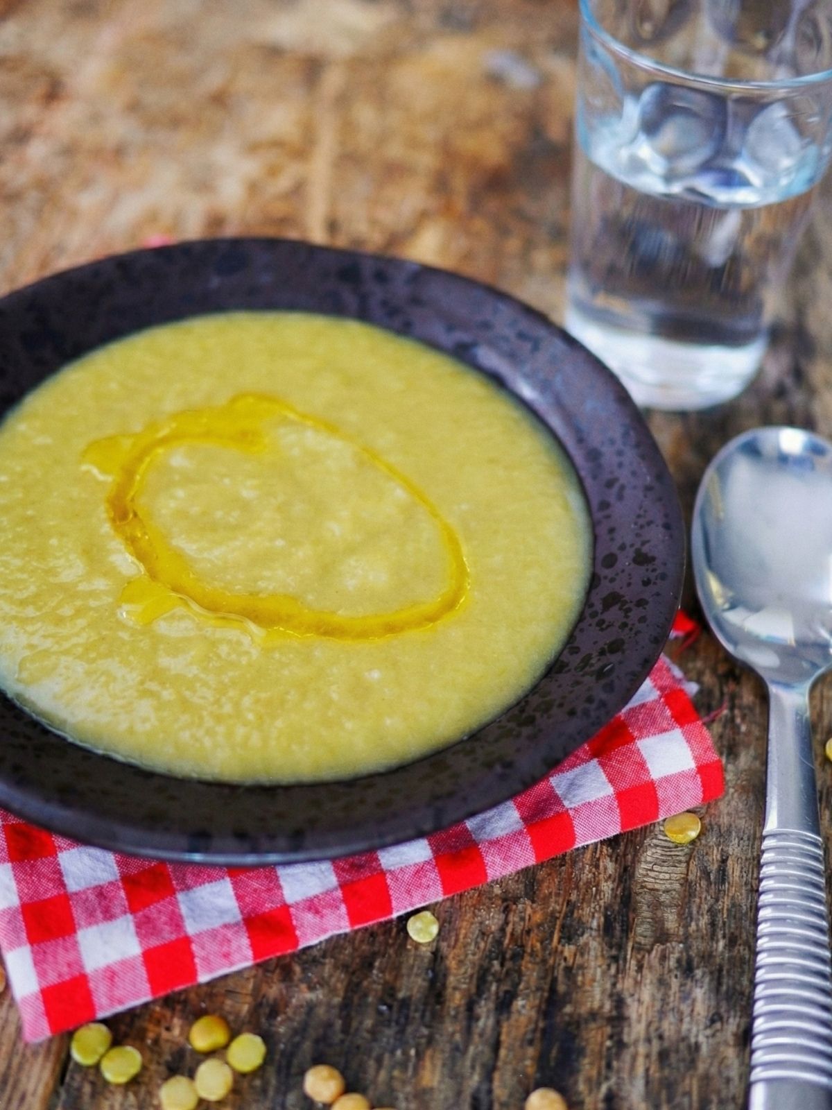 Soupe de lentilles jaune avec un filet d'huile